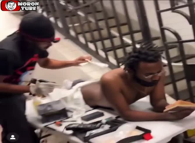 Video :WTH - In the subway lobby, he gets inked